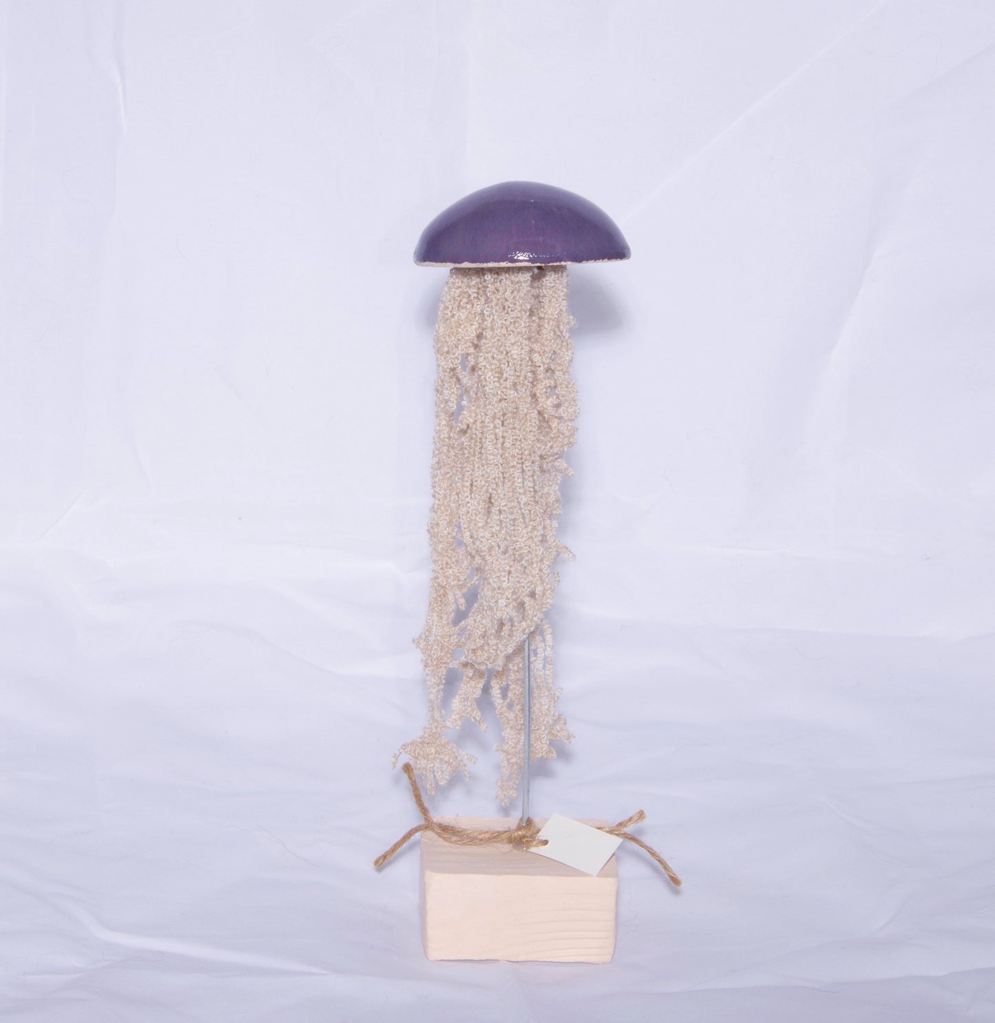 פסלון מדוזה על בסיס בצבע סגול