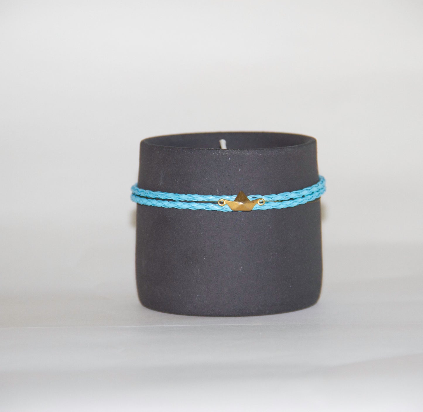 כוס קרמיקה עם נר ריחני שחור