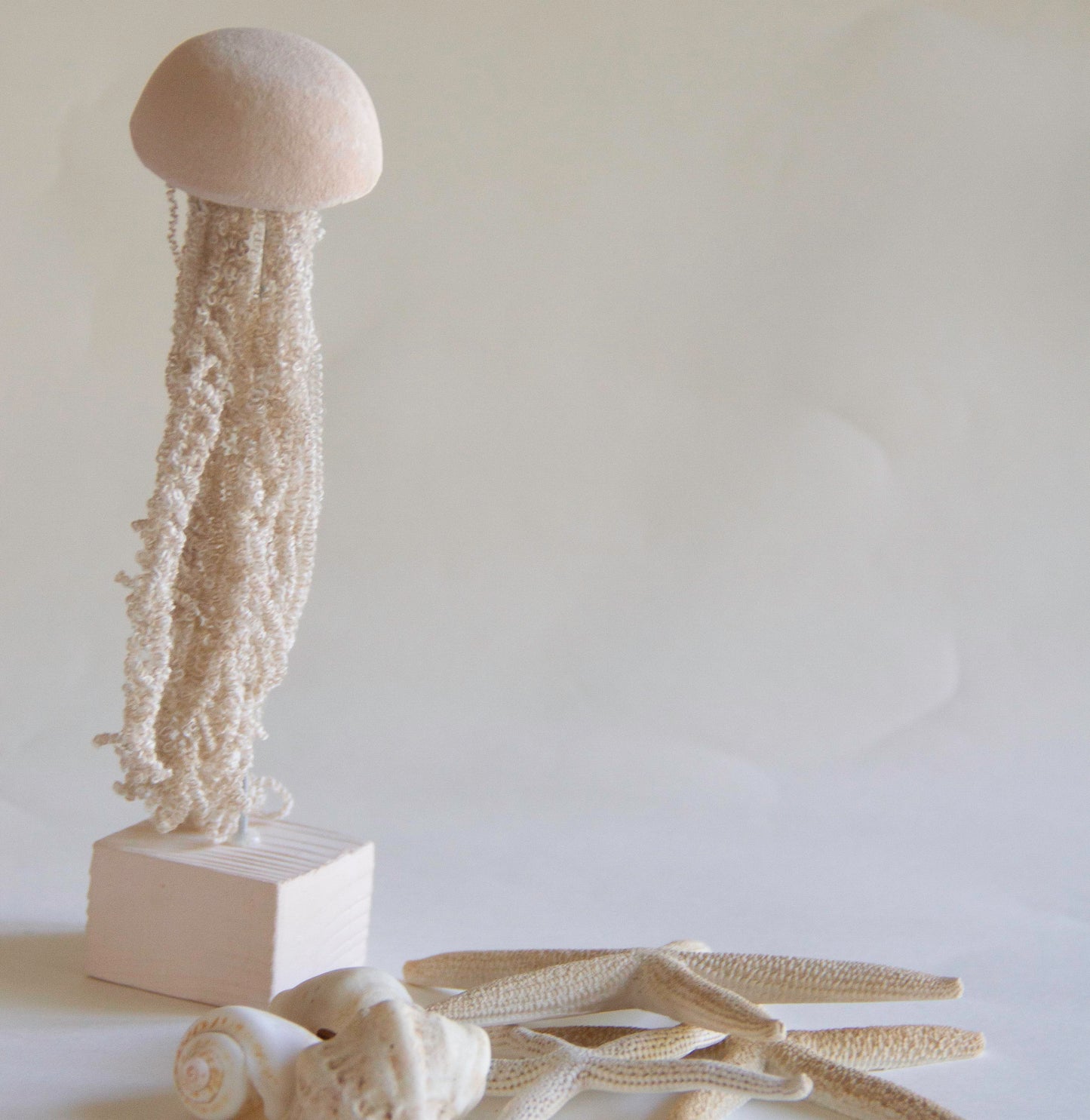 פסלון מדוזה על בסיס צבע טבעי