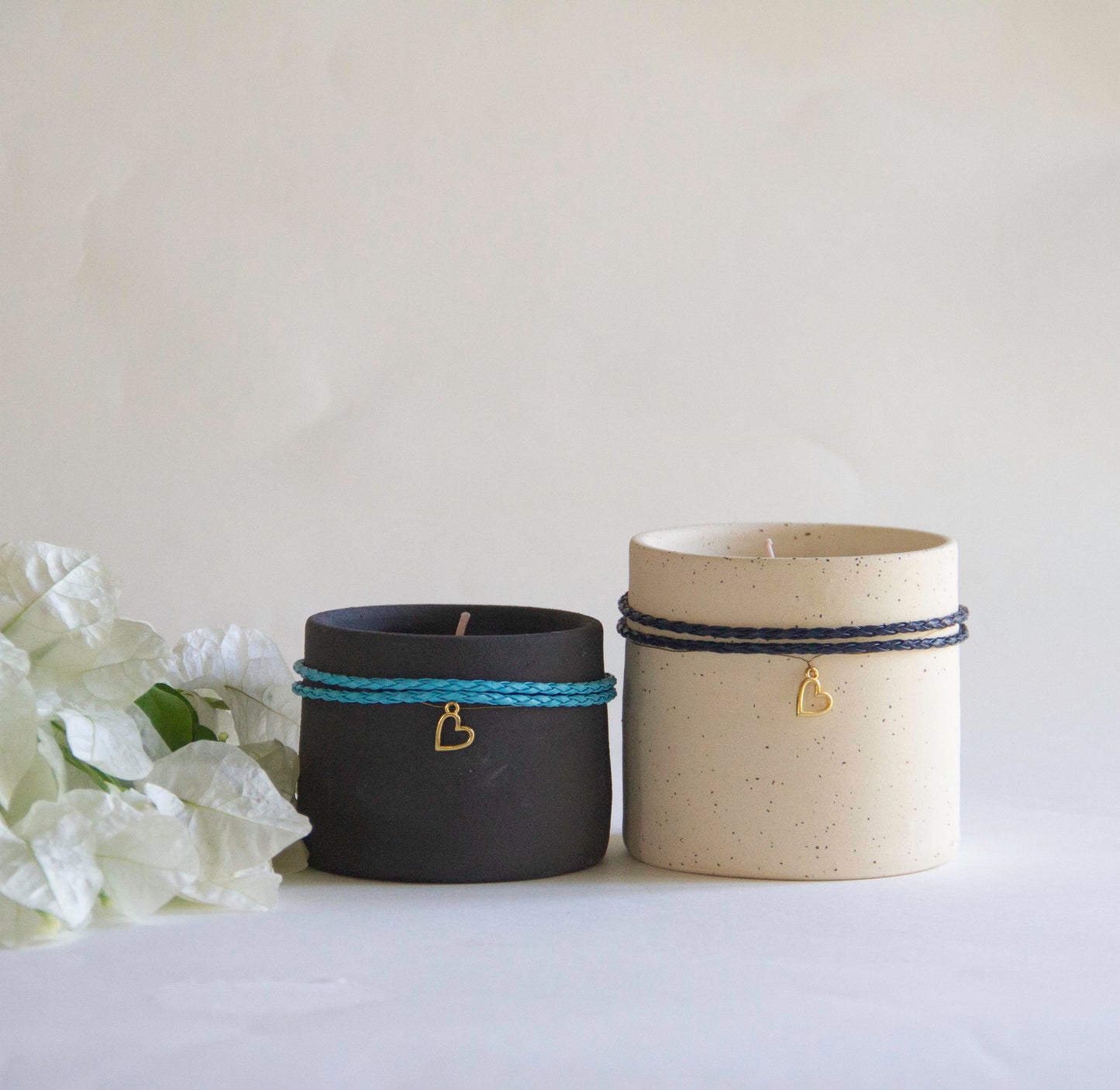 כוס קרמיקה עם נר ריחני אוף וויט