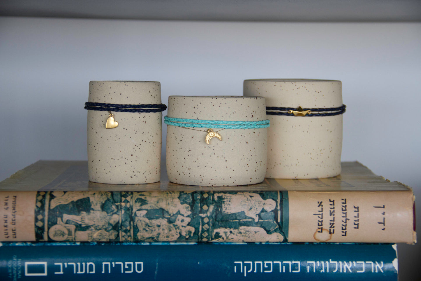 כוס קרמיקה עם נר ריחני אוף וויט